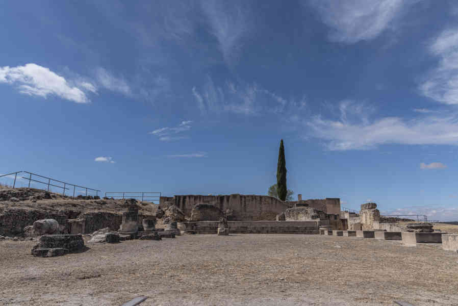 Cuenca - Saelices - parque arqueológico de Segóbriga 23 - Aula Basilical.jpg